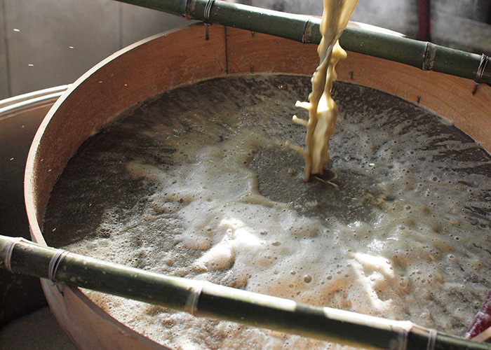 収穫後しぼった黍の汁を釜にうつし