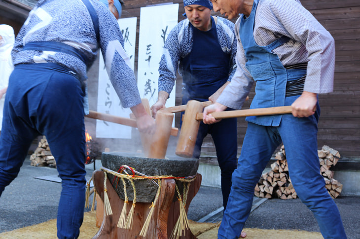 お餅つき