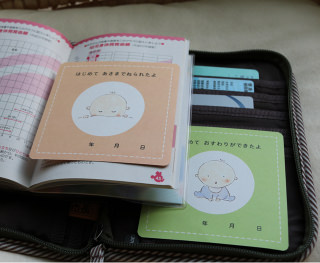 母子手帳にも収めやすいサイズの、愛らしいオリジナルカード