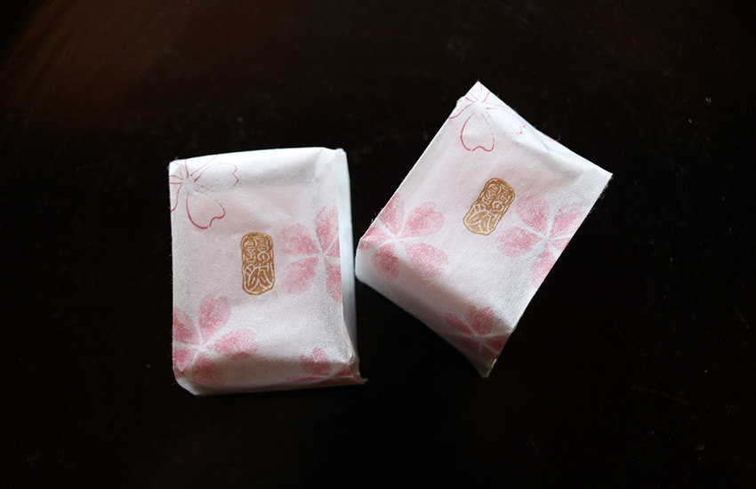 桜の花びらの包装紙